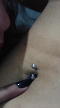 Mulut dan tangan saya menerokai punggung perut dan perut seorang awek cantik!