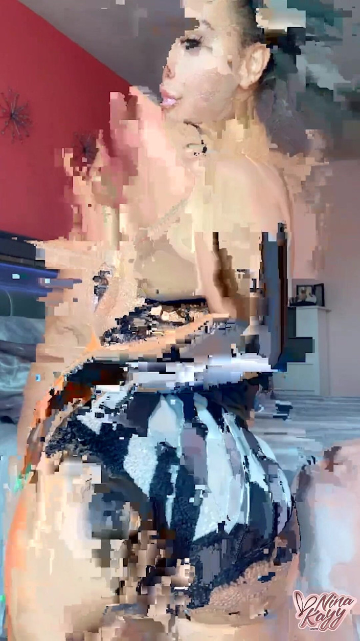 Nina Kayy: 내 줄무늬를 시오후키하는 Nina Kayy