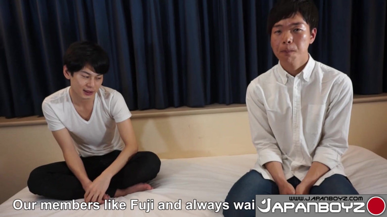 Japan boyz: Une gou à fond sexy prend l’énorme bite de Fuji