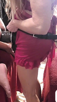 Sodomizza alla pecorina con un dildo super spesso