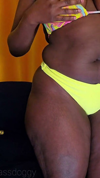 Fijne kont babe in groene bikini striptease.