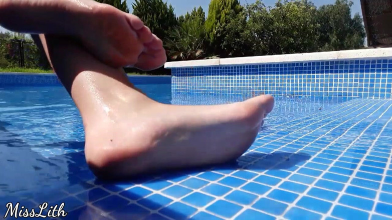 Miss Lith Domina: Pies mojados en la piscina