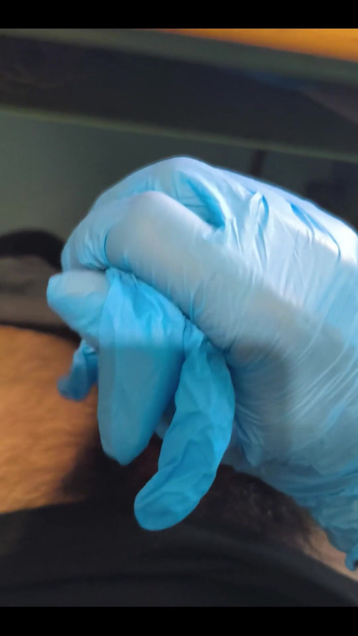 The girls' cave of fear: Chạy trong găng tay latex