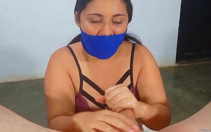 Selfgags Latina Bondage: Over-the-mund Socke geknebelt, 20-jährige latina-amateurin gibt handjob wie ein profi!
