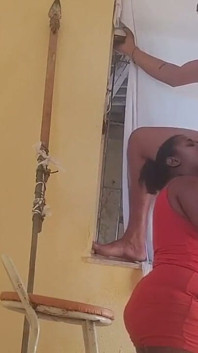 Contrató a una madura, pero Nana Diaba vio al chico en pantalones cortos y chanclas y el palo de color era enorme