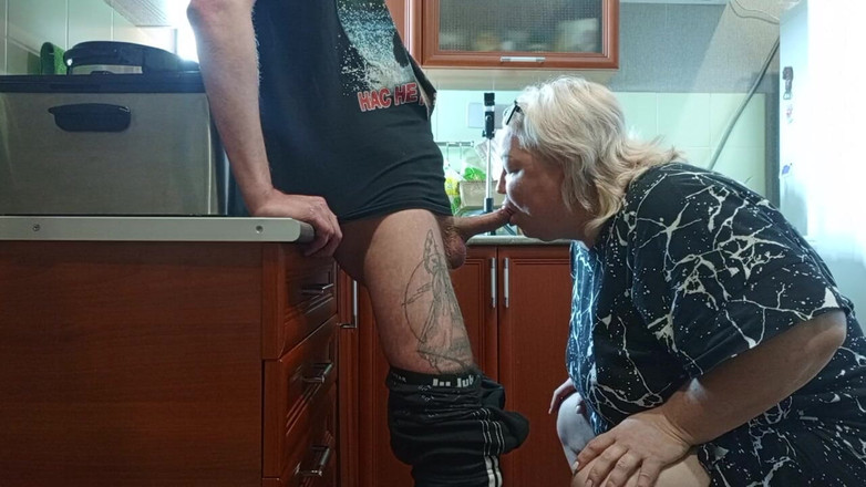 Zona901: 継母はフェラチオの後に精液を全部吐き出しました