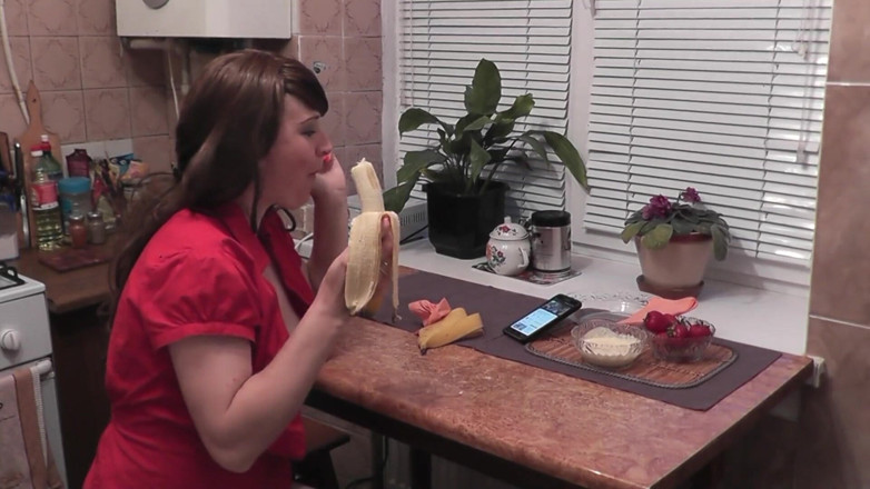 XXX-Platinum: Cocina sexy madrastra milf sin bragas come plátano, fruta, se...