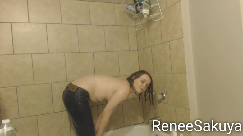 Renee Sakuya: Mandi di Blue Jeans