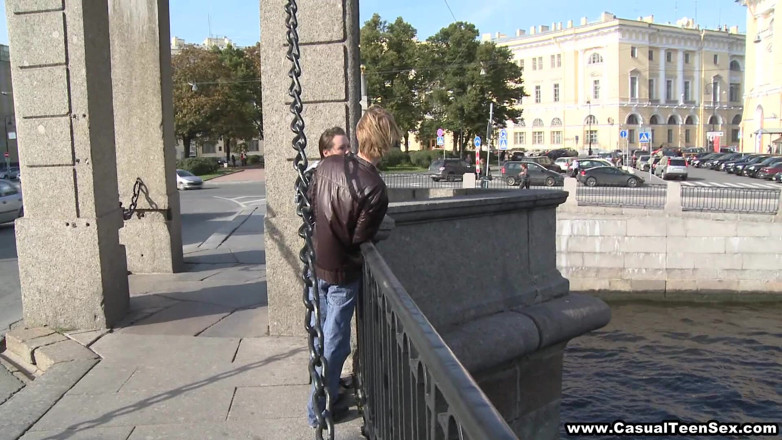 Casual Teen Sex: Napalone nastolatka znajdują się w łóżku
