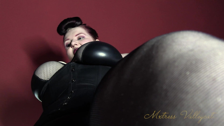 Mxtress Valleycat: Colossal Goth Giantess