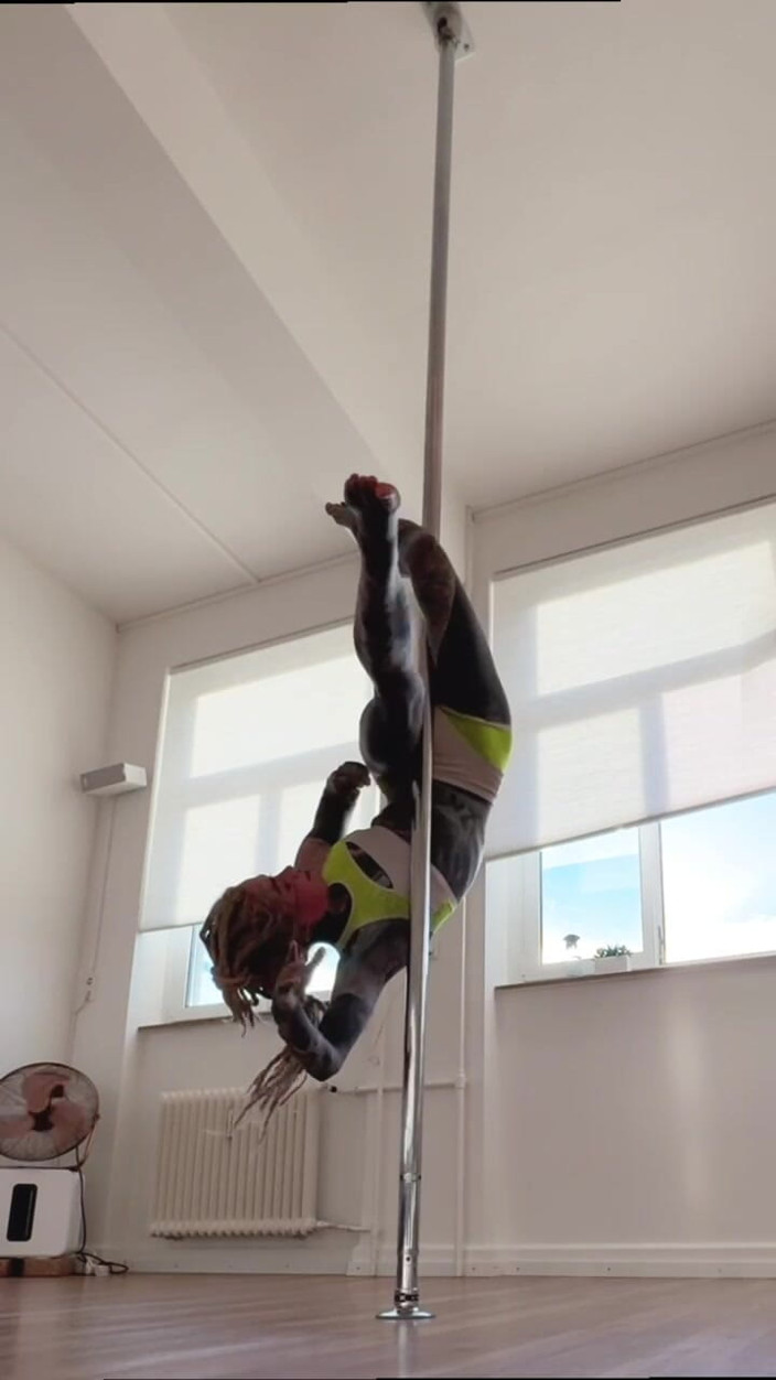 Anuskatzz: Magst Du Meine Poledance? Folge Mir Für Mehr Wilde Zeug