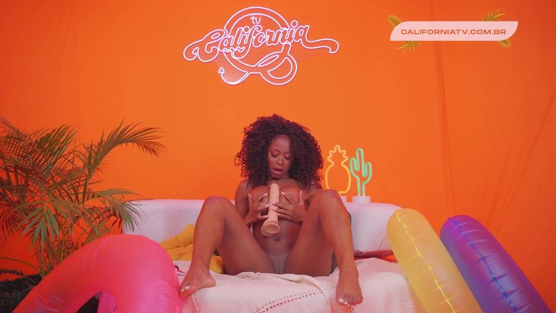 California TV: Iasmin Santana: Letní intimní