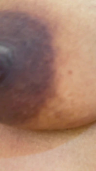 Le premier jour de ma nouvelle copine arabe me fait séduire en trémousse son gros cul et ses seins ouverts avec son téton