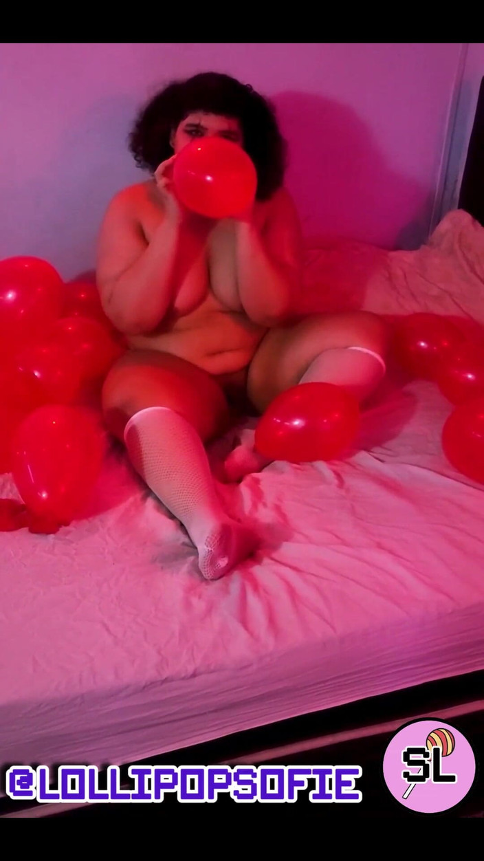 Sofie lollipop: Pennywise Showing Where He Hides the Balloons