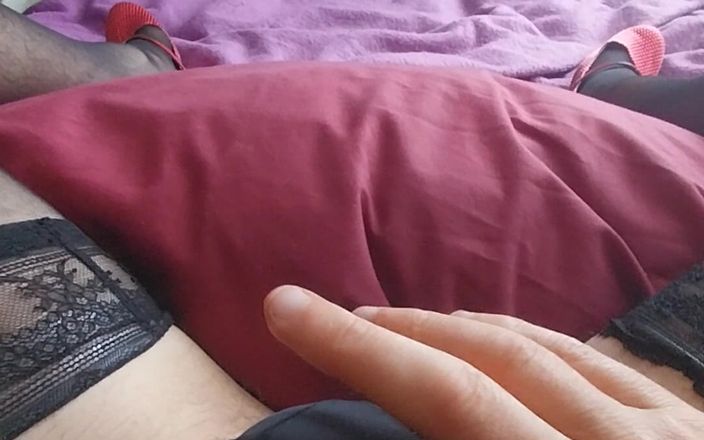 Cindy Belfast: İç çamaşırlı heyecanlı sissygasm