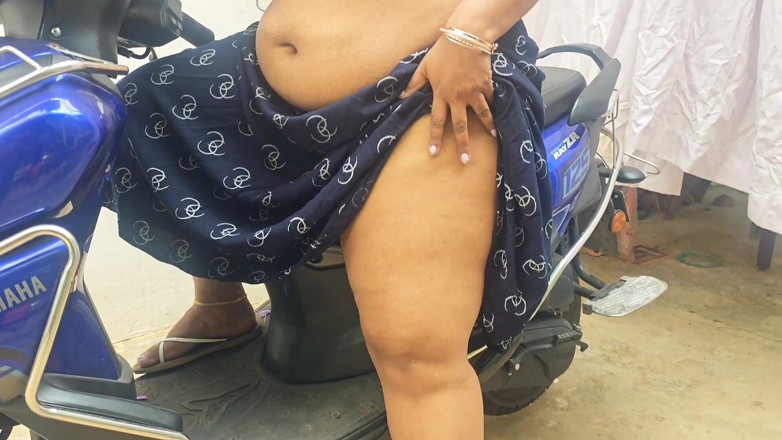 Anne Ipe: Mallu, femme au foyer, séance photo nue sur un scooter....