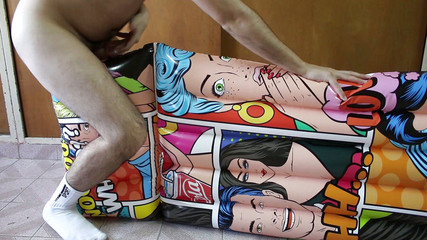 Inflatable Lovers: Módní airmattress u bazénu