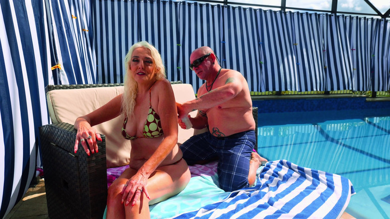 Voo Doo XXX: MiLF bionda scopata in piscina