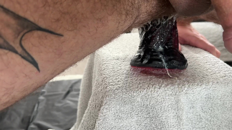 davidedpxxx: Solo cavalgando e destruindo meu buraco com meu novo vibrador...