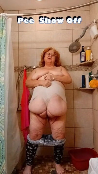 BBW nurse Vicki adventures with friends: Un pipi s'exhibe