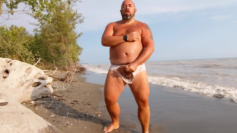 Skin and earth: Beruang gemuk, celana dalam basah yang sobek, jerkoff pantai telanjang (skinandearth)