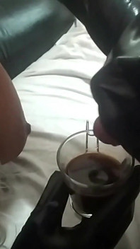 Kannst du in meinen Kaffee kommen? Ich bin süchtig nach heißer wichse