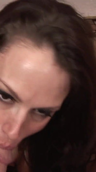 La sexy tettona soddisfa il suo desiderio di cazzo ingoiando carichi di sperma