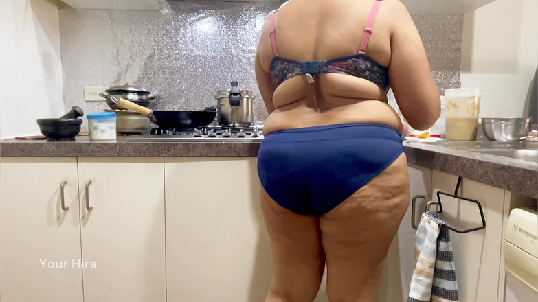 your Hira: Bela esposa indiana brinca em lingerie enquanto cozinha