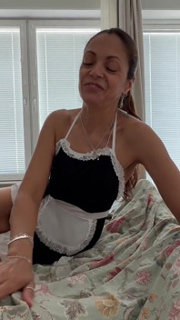 Servitoarea își trezește angajatorul după o noapte dură și îi oferă cel mai bun medicament din lume