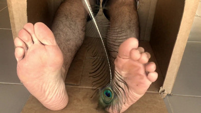 Manlyfoot: 男性の足フェチアドベントカレンダーあなたの友人氏男らしい足1日目