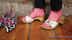 KimisWorld: Sensual Dangling & Shoeplay dalam Seluar Ketat Merah Jambu - Loafers & Clogs