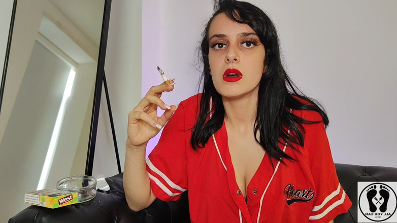 All You Can Fetish: Une ado sexy fume et respire profondément et longuement des...