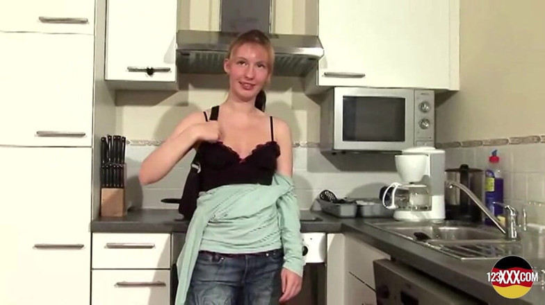 German amateur - 100% German hardcore videos: 最漂亮的德国金发少女在厨房抚摸她的阴户
