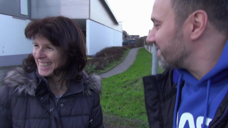 FUCK PARTY XXX: Brunetă agățată matură pentru oral în mașină și futai în studio privat