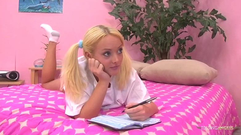 Teasing Angels: Наблюдаю, как тугое очко блондинки растягивает толстый хуй, это незабываемый опыт