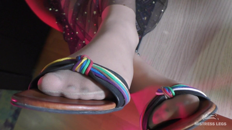 Mistress Legs: Lindas sandalias colgando en mis pies de nylon