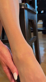 MILF Tatiana Steele faz um vídeo especial para todos os seus fãs de meia-calça