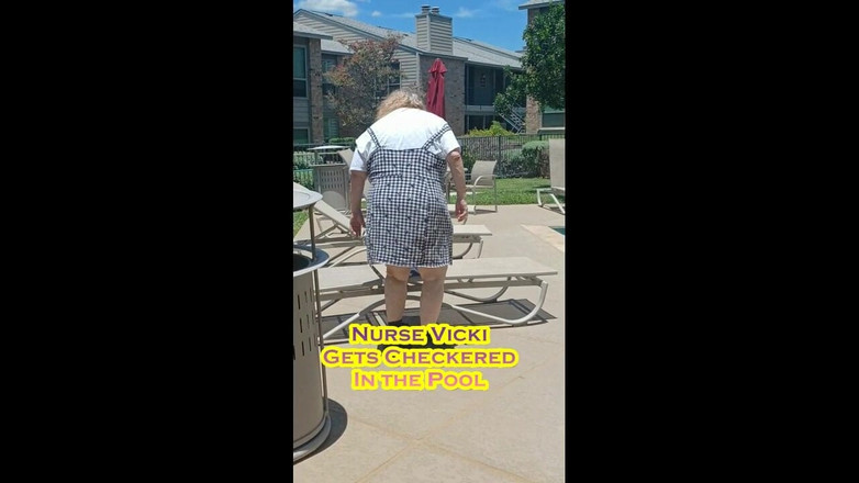 BBW nurse Vicki adventures with friends: Pielęgniarka Vicki nosi warchtaczki na basenie