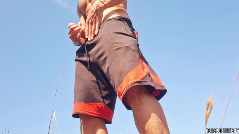 Hotsportfitboy: ビーチで大きなチンコをマスターベーション - ワクワクしながら歩く