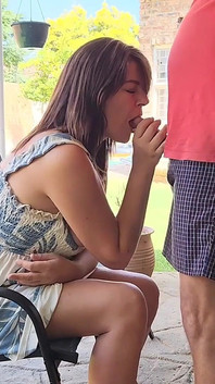 Милфа сосет мой хуй после того, как помогла ей с ее бассейном