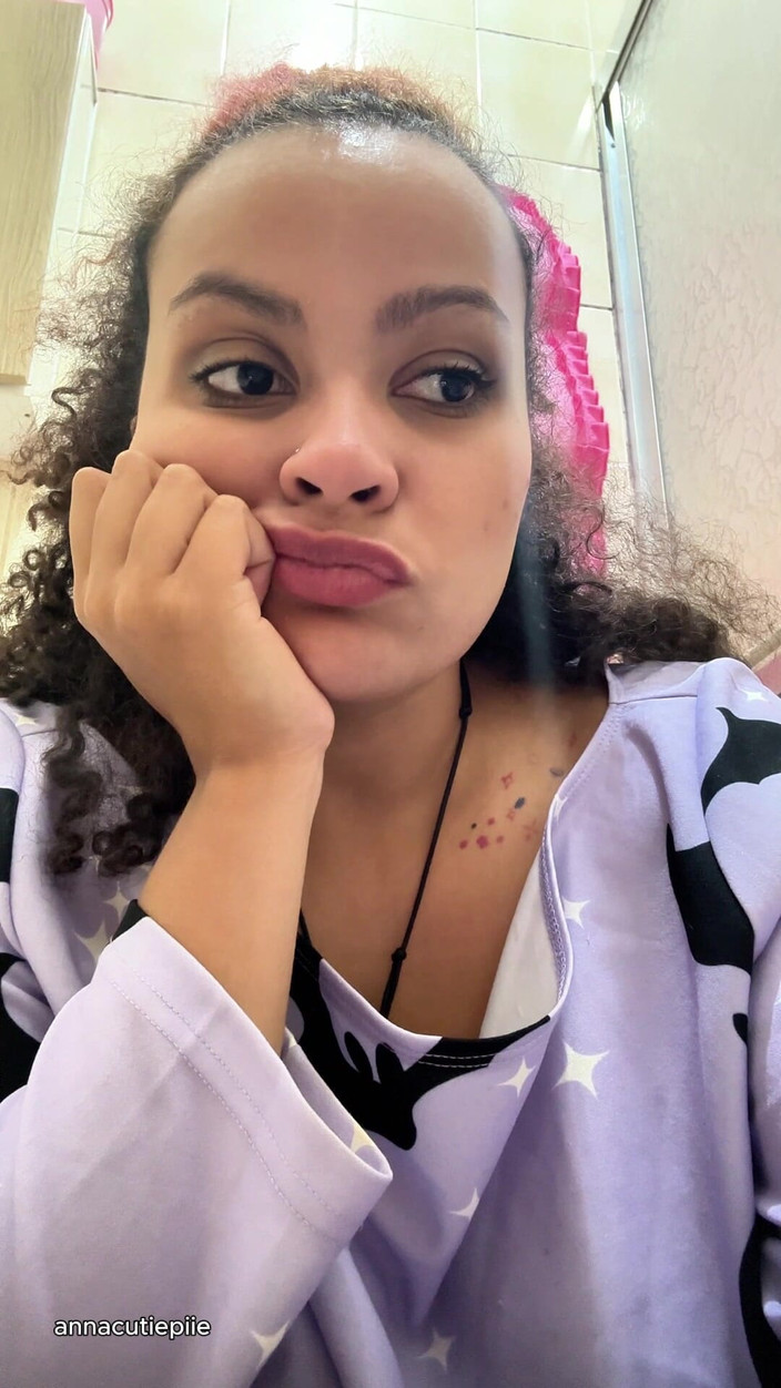 Cutiepiie Chubby: Ragazza intollerante al latte gas in bagno e scoreggia