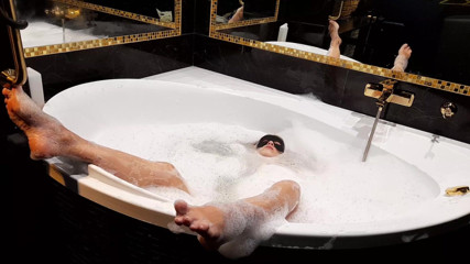 Night Games: Cosa potrebbe esserci di meglio di un bagno con le...
