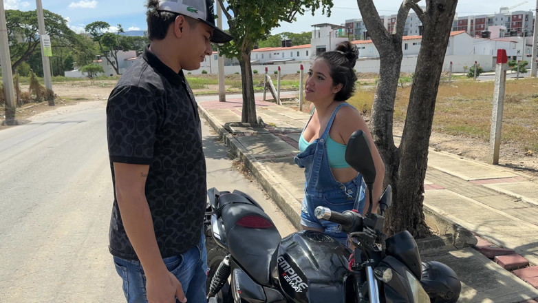 ManuelaAlvarez: 我发现一个性感的大屁股女孩，她的摩托车被困了，所以我决定帮助她，作为回报，她让我给她一个丰富而艰难的性交。