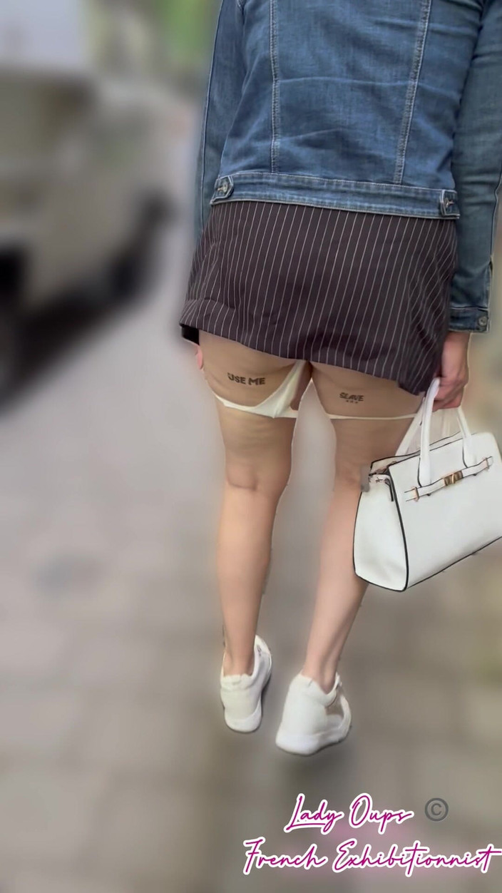 Lady Oups: Pameran di Pusat Bandar Dalam Skirt Mikro Dengan Palam Dubur...