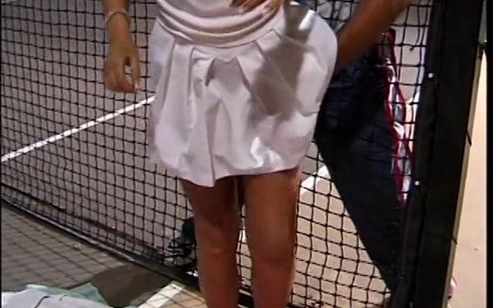 Meet and Fuck: Brunette muda imut dengan rambut gimbal mengambil beberapa pelajaran tenis...
