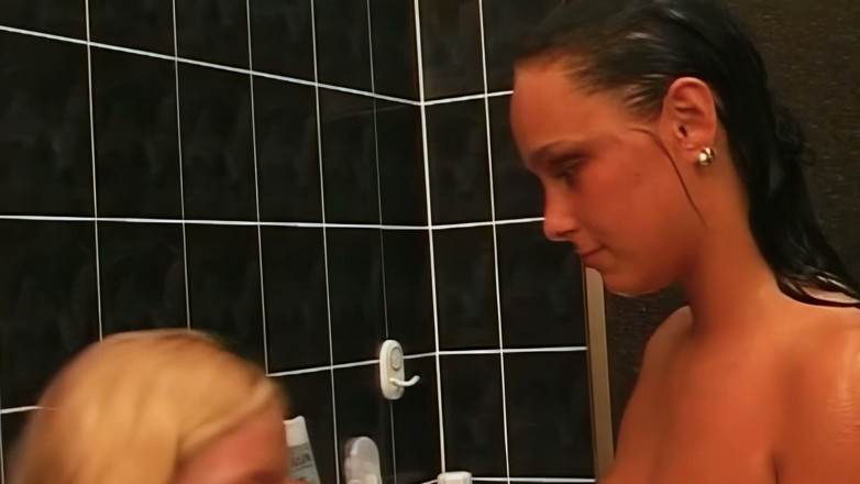 Lesbians and Masturbation: Blond dziwka jedzie ciężko i połyka spermę