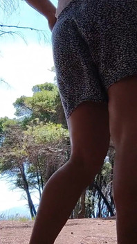 Orta yaşlı seksi kadın ormanda mantarların üstüne işiyor