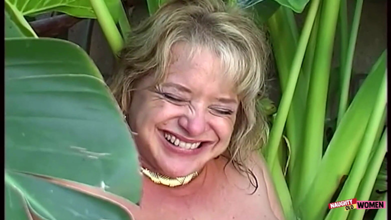 Naughty old women: Setelah lesbian jilat dan berciuman di bak mandi, mereka dapat...