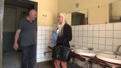 German Porn: Sexy blondýnka masturbuje a miluje kouření