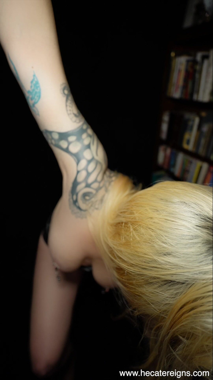 Hecate Reigns: あなたの女神の精液まみれの儀式を崇拝してください